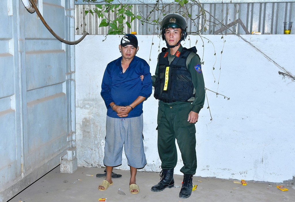 Đồng loạt khám xét 10 địa điểm trong đường dây lớn, bắt 16 đối tượng, thu hàng tấn tang vật - Ảnh 5.