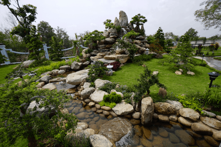 Cuộc sống của 2 "vua hài kịch" nổi tiếng nhất Việt Nam, sở hữu nhà thờ trăm tỷ, thích ăn dưa muối, cá khô- Ảnh 9.