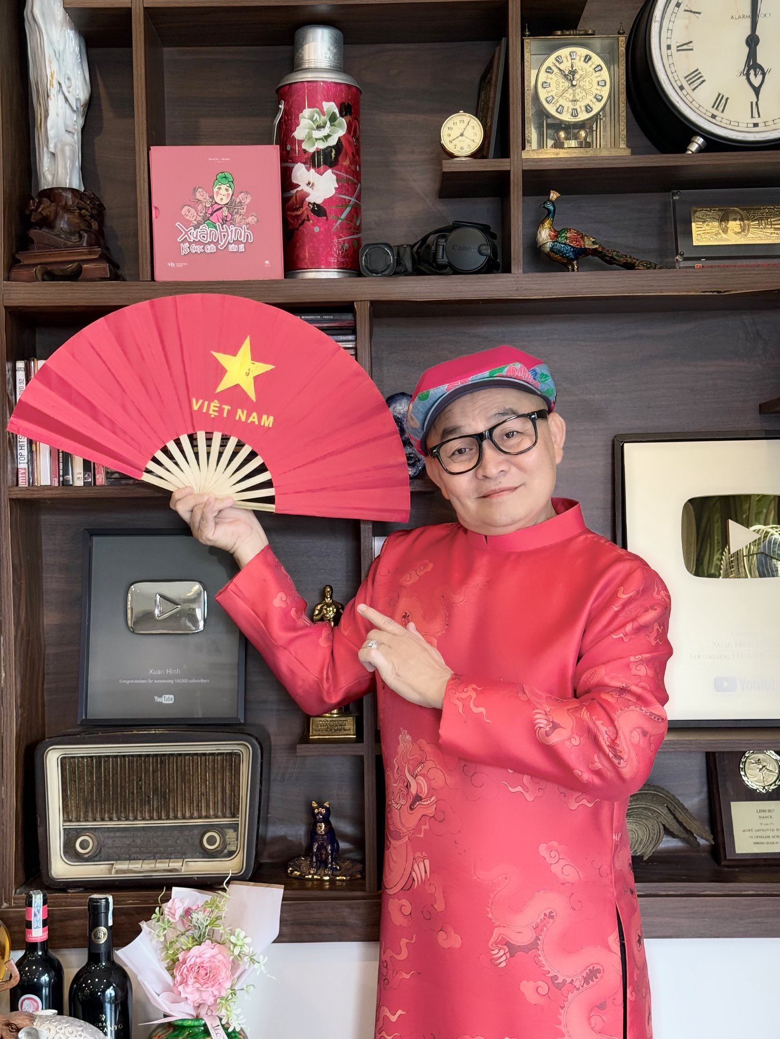 Cuộc sống của 2 "vua hài kịch" nổi tiếng nhất Việt Nam, sở hữu nhà thờ trăm tỷ, thích ăn dưa muối, cá khô- Ảnh 1.