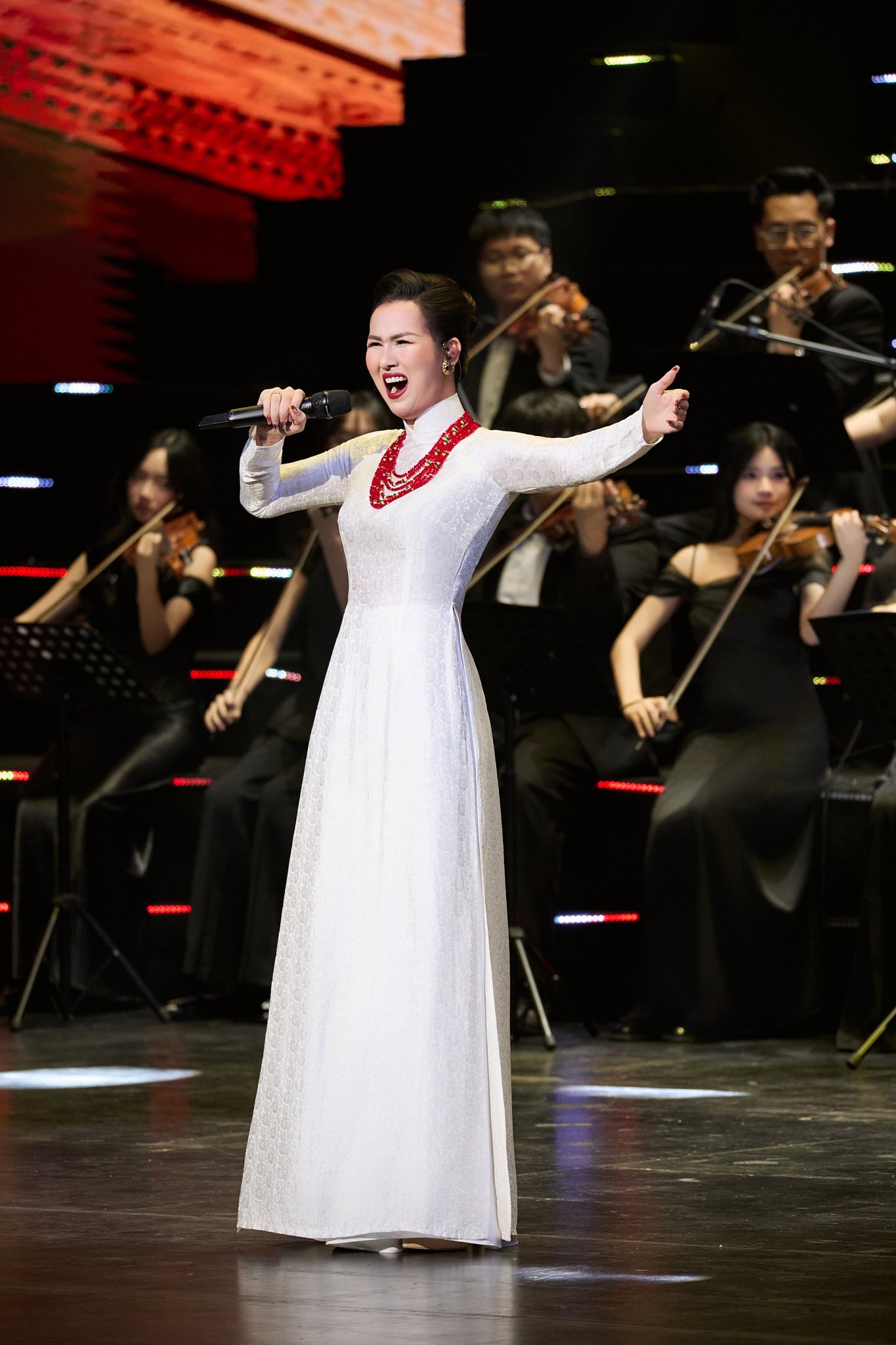 Giảng viên Nhạc viện đi hát 20 năm không scandal: Biểu diễn loạt sự kiện tầm cỡ quốc gia, đắt show bậc nhất Vbiz- Ảnh 2.