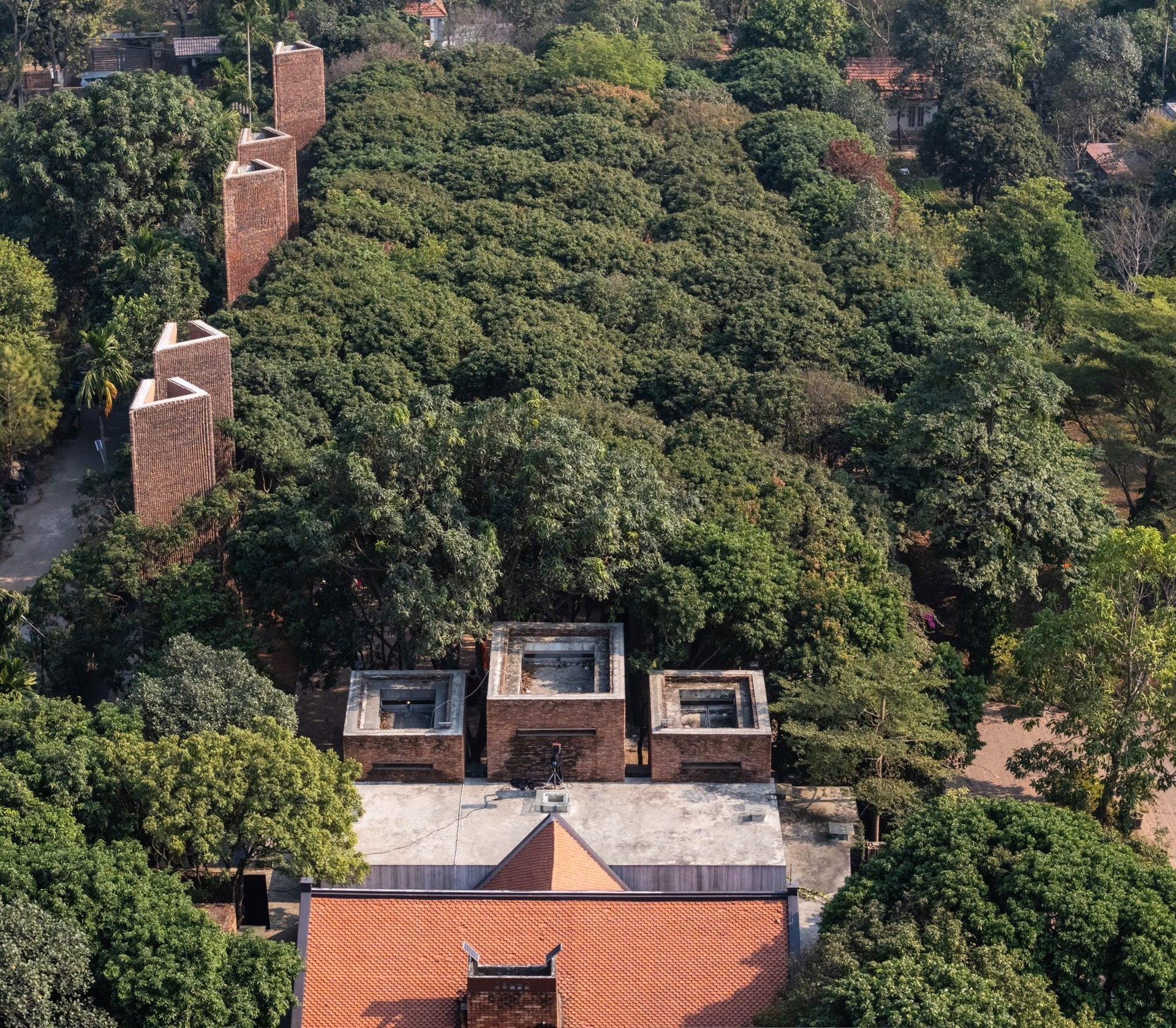 Cuộc sống của 2 "vua hài kịch" nổi tiếng nhất Việt Nam, sở hữu nhà thờ trăm tỷ, thích ăn dưa muối, cá khô- Ảnh 4.