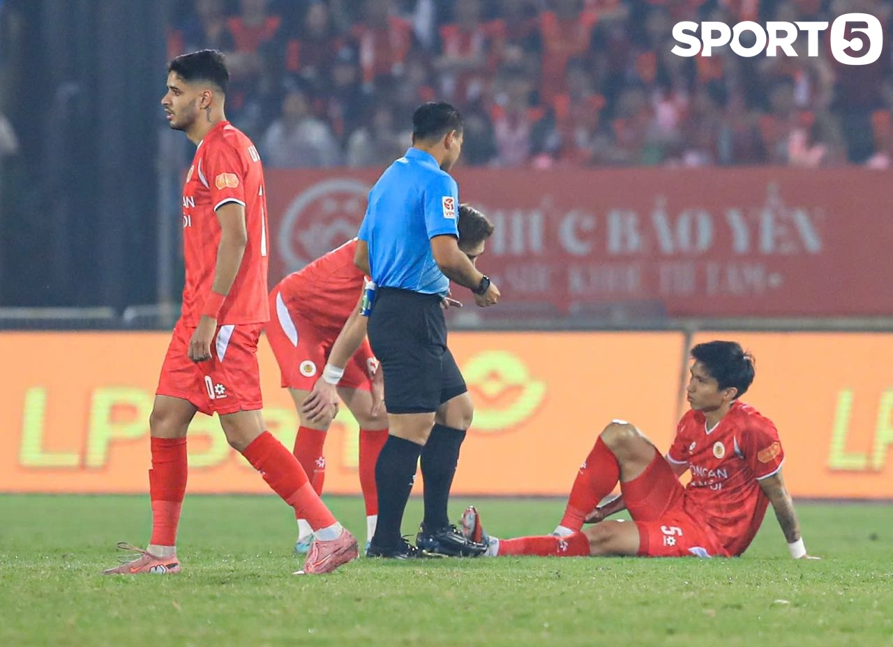 Đoàn Văn Hậu lại chấn thương, Doãn Hải My lập tức cập nhật tình hình, còn trao nụ hôn ngọt ngào giữa ngàn khán giả- Ảnh 2. Đoàn Văn Hậu lại chấn thương, Doãn Hải My lập tức cập nhật tình hình, còn trao nụ hôn ngọt ngào giữa ngàn khán giả- Ảnh 2.