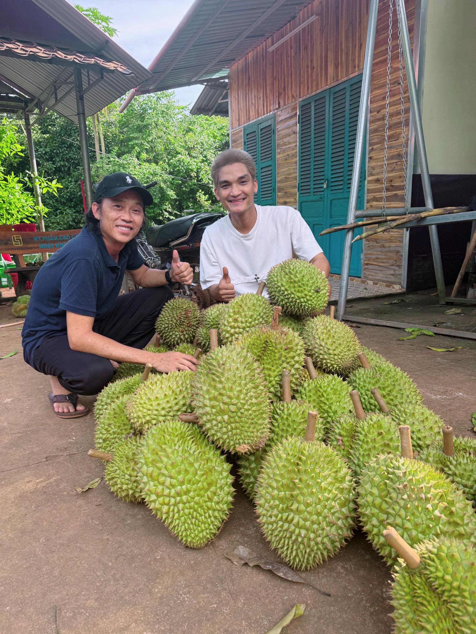 Cuộc sống của 2 "vua hài kịch" nổi tiếng nhất Việt Nam, sở hữu nhà thờ trăm tỷ, thích ăn dưa muối, cá khô- Ảnh 11.