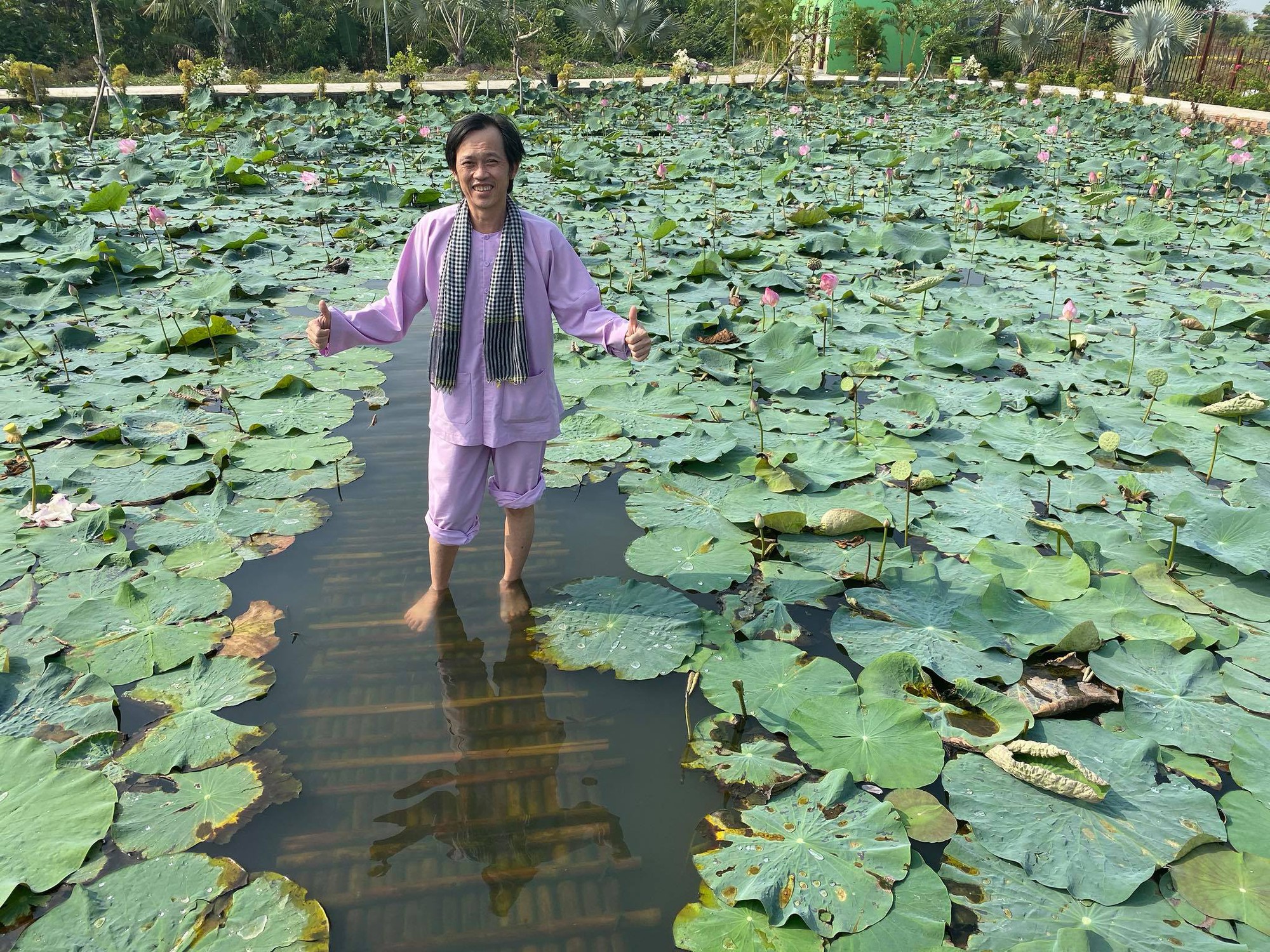 Cuộc sống của 2 "vua hài kịch" nổi tiếng nhất Việt Nam, sở hữu nhà thờ trăm tỷ, thích ăn dưa muối, cá khô- Ảnh 10.