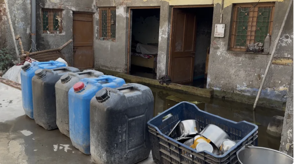 Một thành phố rơi vào khủng hoảng nước sạch chưa từng có: Nước vàng đục kèm mùi hôi nồng, hàng triệu người dân phải giặt quần áo trong cảnh tượng khó tin- Ảnh 1.