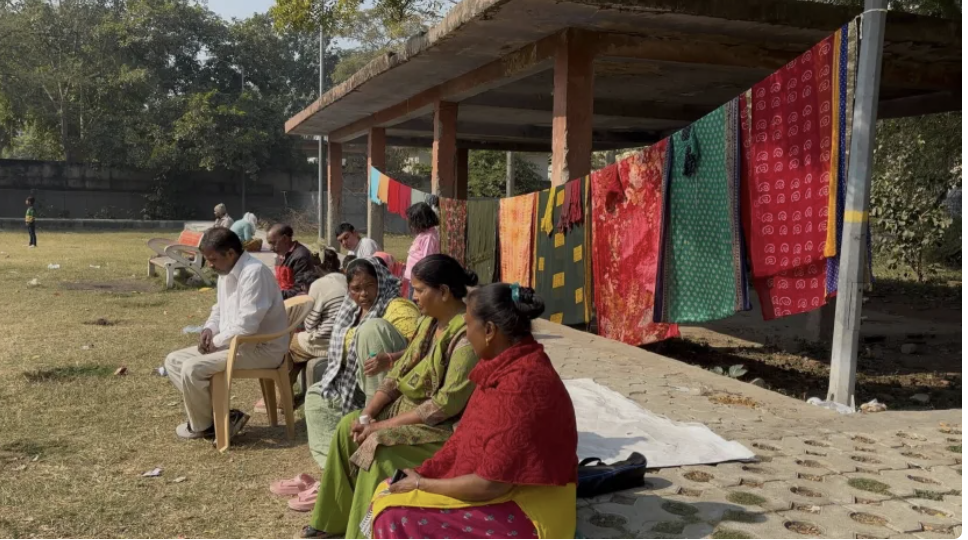 Một thành phố rơi vào khủng hoảng nước sạch chưa từng có: Nước vàng đục kèm mùi hôi nồng, hàng triệu người dân phải giặt quần áo trong cảnh tượng khó tin- Ảnh 2.