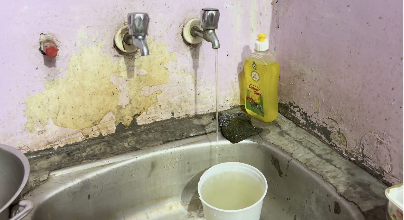 Một thành phố rơi vào khủng hoảng nước sạch chưa từng có: Nước vàng đục kèm mùi hôi nồng, hàng triệu người dân phải giặt quần áo trong cảnh tượng khó tin- Ảnh 3.