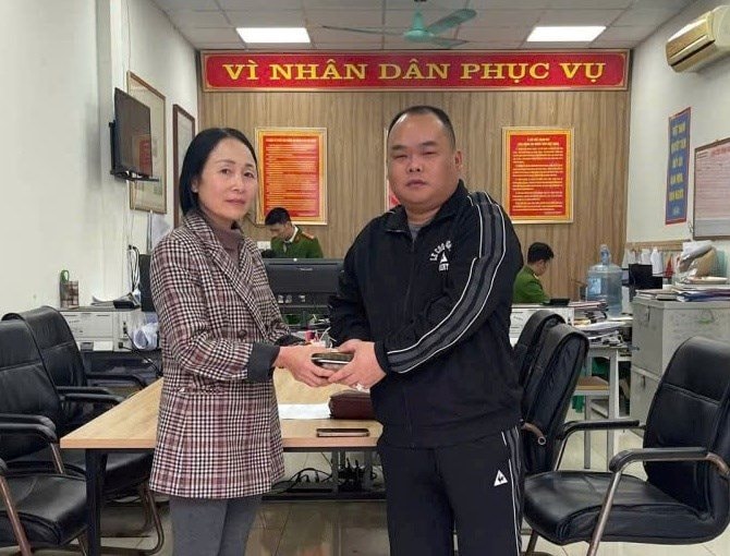 Phát hiện 2 cây vàng, 1 thẻ ngân hàng có 300 triệu đồng ngay trước cổng Công an tỉnh - Ảnh 1.