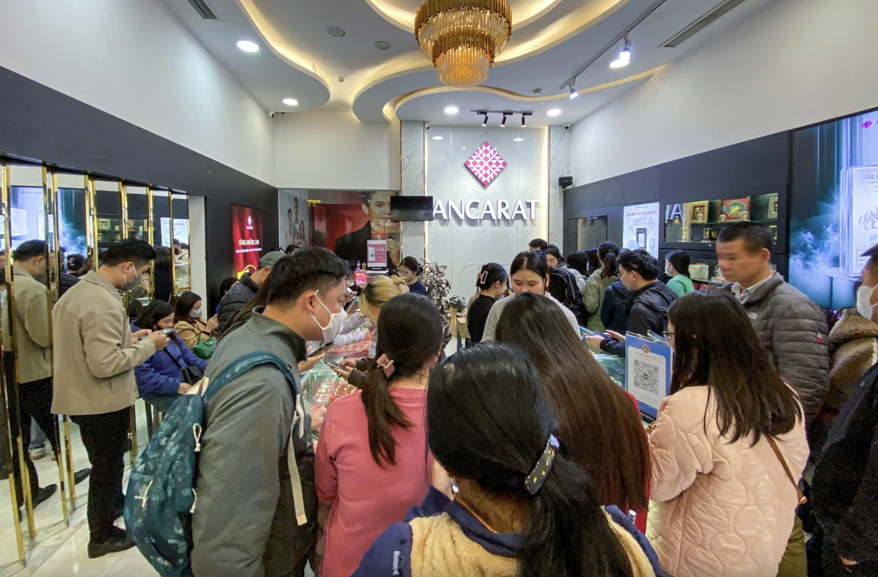 Tại sao người dân xếp hàng mua bạc dù giá bạc giảm mạnh tại Việt Nam 2026 - Ảnh 2. Tại sao người dân xếp hàng mua bạc dù giá bạc giảm mạnh tại Việt Nam 2026 - Ảnh 2.