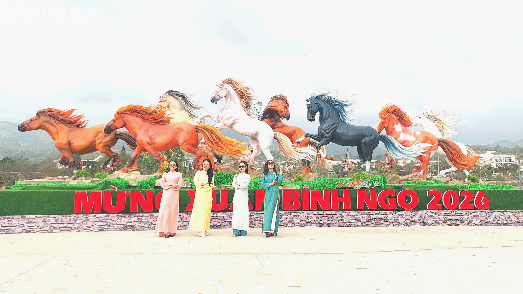 Cận cảnh 8 linh vật ngựa ở Lao Bảo - điểm nhấn văn hóa tết 2026 - Ảnh 1. Cận cảnh 8 linh vật ngựa ở Lao Bảo - điểm nhấn văn hóa tết 2026 - Ảnh 1.