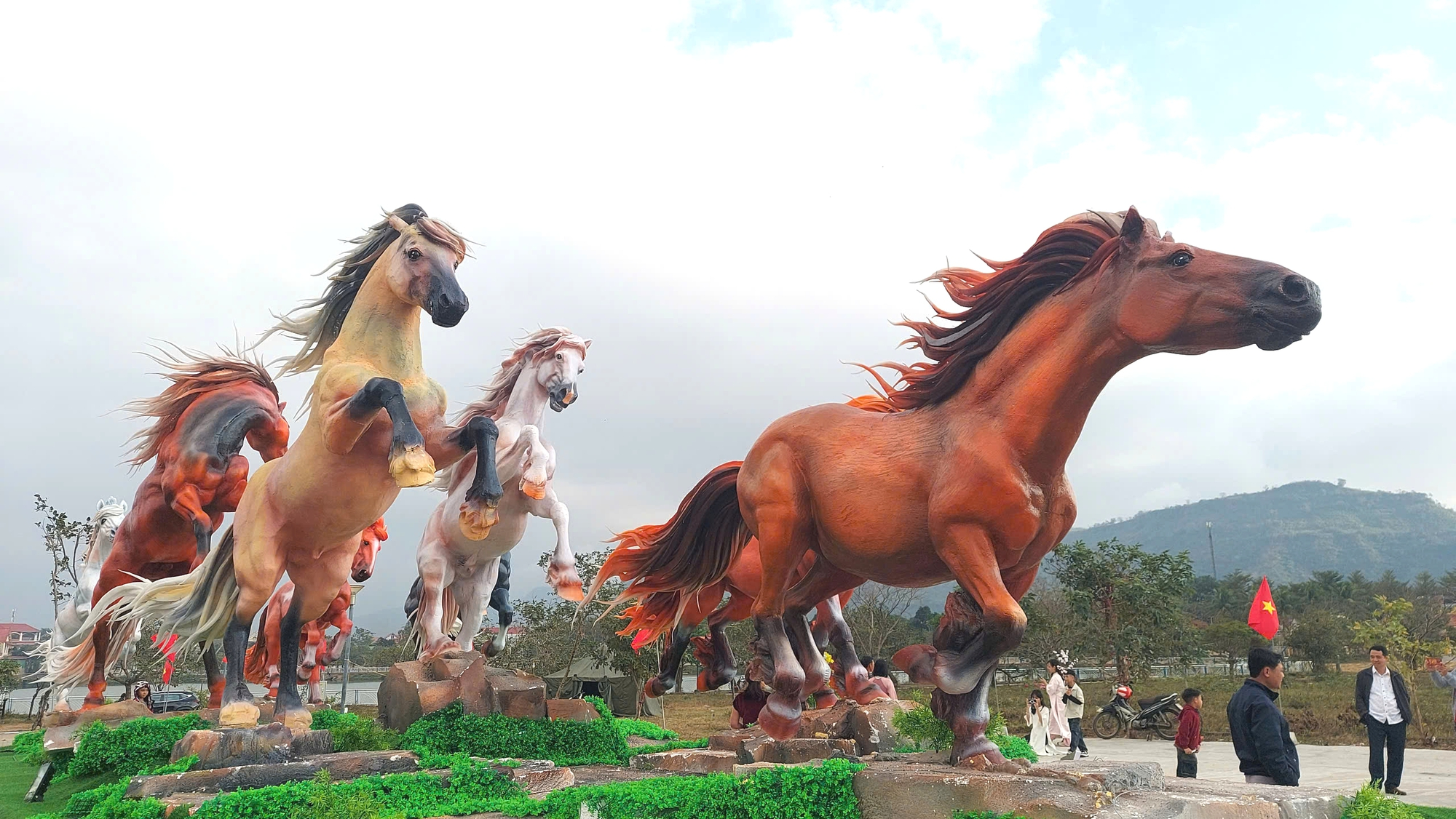 Cận cảnh 8 linh vật ngựa ở Lao Bảo - điểm nhấn văn hóa tết 2026 - Ảnh 9. Cận cảnh 8 linh vật ngựa ở Lao Bảo - điểm nhấn văn hóa tết 2026 - Ảnh 9.