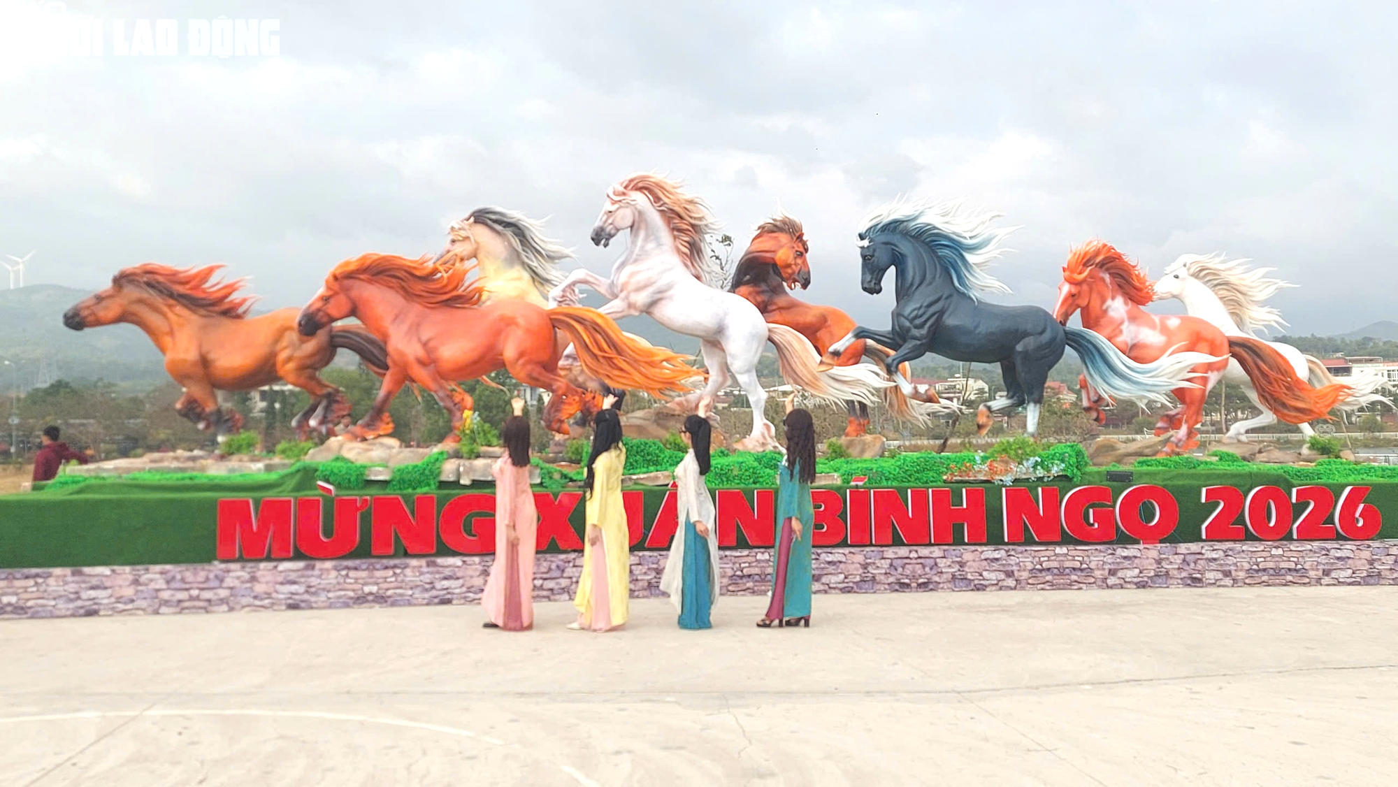 Cận cảnh 8 linh vật ngựa ở Lao Bảo - điểm nhấn văn hóa tết 2026 - Ảnh 2. Cận cảnh 8 linh vật ngựa ở Lao Bảo - điểm nhấn văn hóa tết 2026 - Ảnh 2.