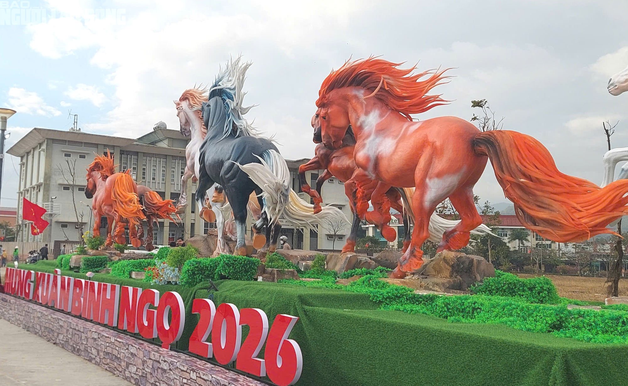 Cận cảnh 8 linh vật ngựa ở Lao Bảo - điểm nhấn văn hóa tết 2026 - Ảnh 3. Cận cảnh 8 linh vật ngựa ở Lao Bảo - điểm nhấn văn hóa tết 2026 - Ảnh 3.