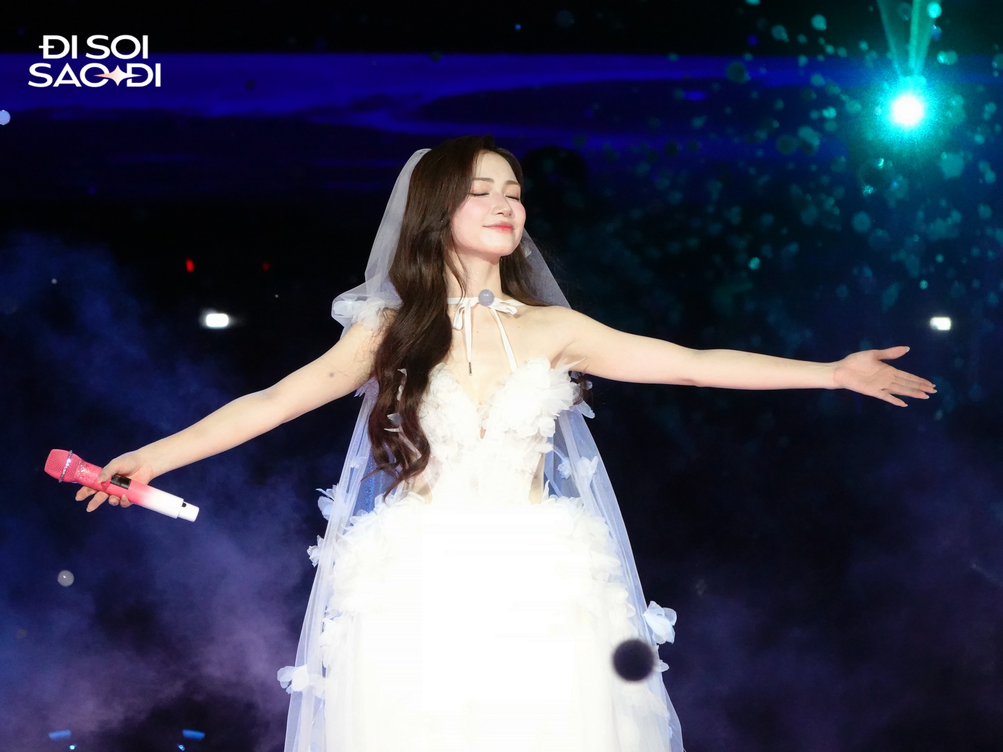 Hòa Minzy thở dốc, mệt lả trong hậu trường fan concert Bắc Bling- Ảnh 1.