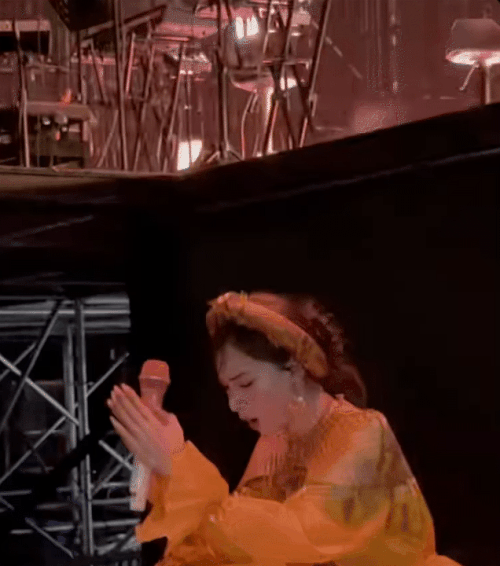 Hòa Minzy thở dốc, mệt lả trong hậu trường fan concert Bắc Bling- Ảnh 4.