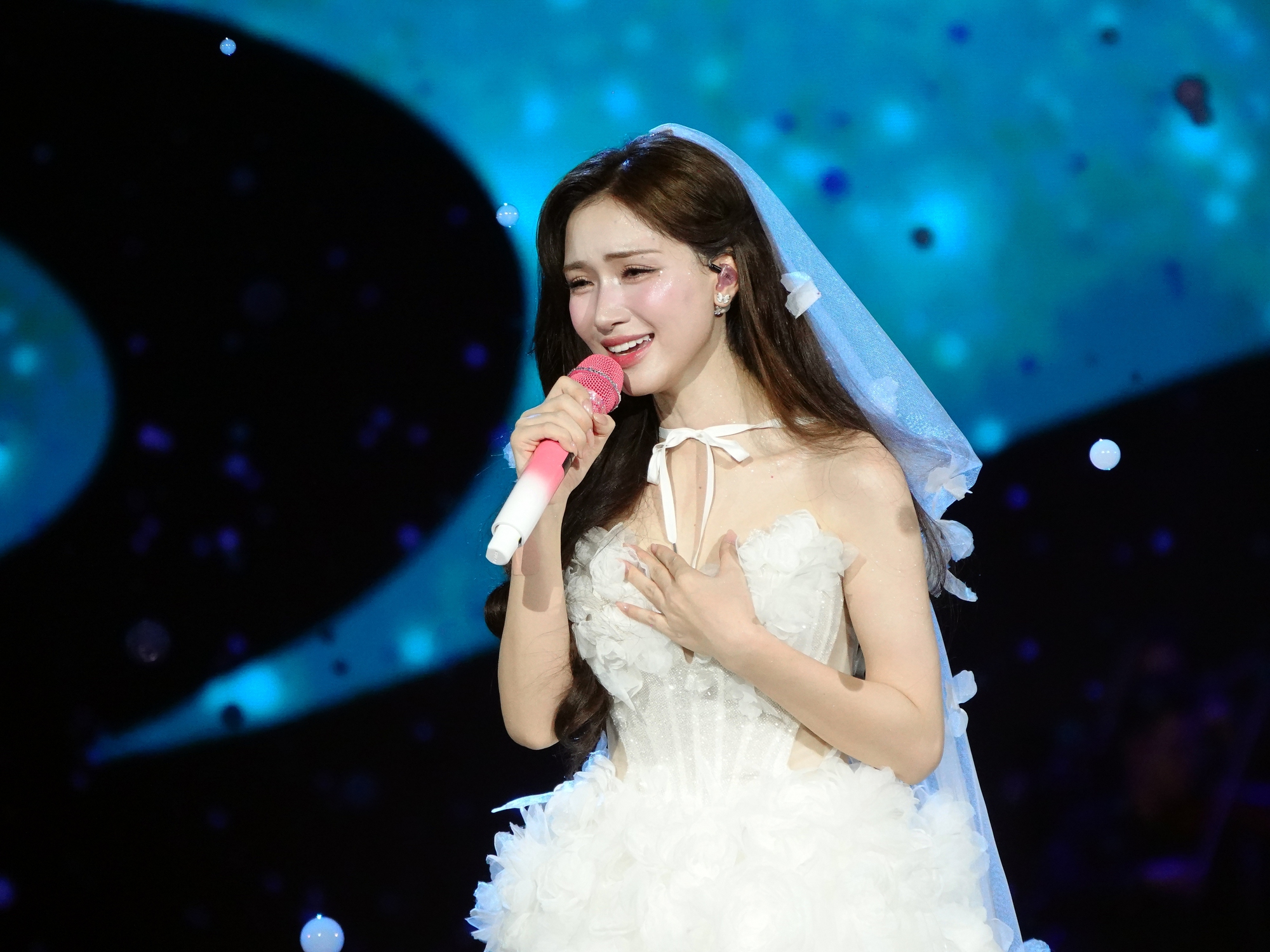 Hoà Minzy được "đại gia" vung tiền làm 1 điều đặc biệt tại fan concert - Ảnh 5.