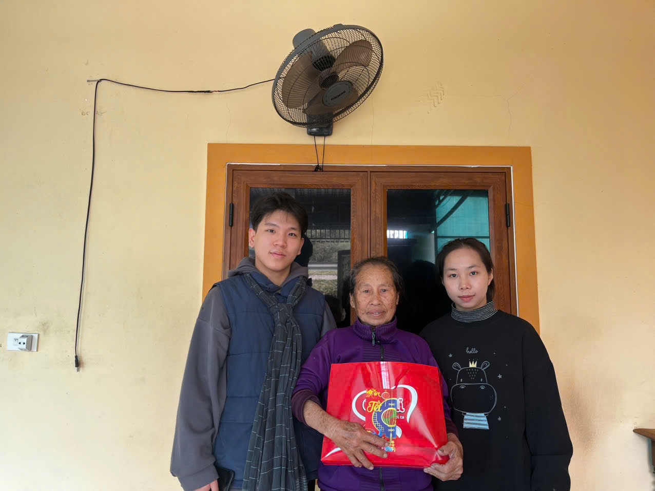 Nữ sinh chào đời chỉ nặng 900g và hành trình tôi luyện "trái tim sư tử", gieo mầm hy vọng cho trẻ em nghèo - Ảnh 3.