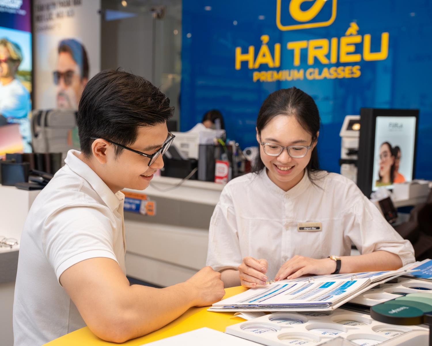 Tròng kính cận chính hãng: TOP 5+ loại tốt và bảng giá chi tiết - Ảnh 1.