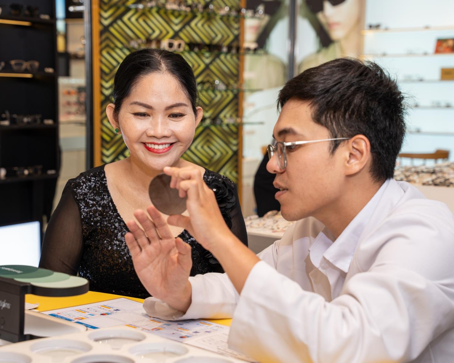 Tròng kính cận chính hãng: TOP 5+ loại tốt và bảng giá chi tiết - Ảnh 3.