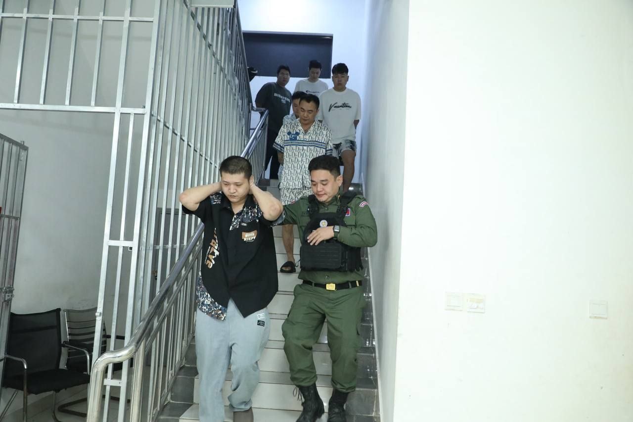 Campuchia triệt phá trung tâm lừa đảo lớn, bắt giữ hơn 2.000 người nước ngoài- Ảnh 3.