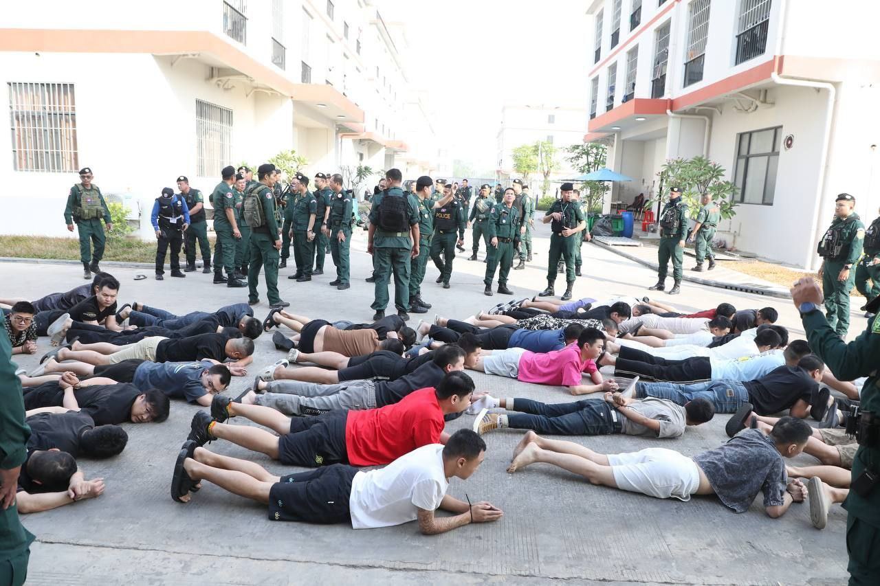 Campuchia triệt phá trung tâm lừa đảo lớn, bắt giữ hơn 2.000 người nước ngoài- Ảnh 4.