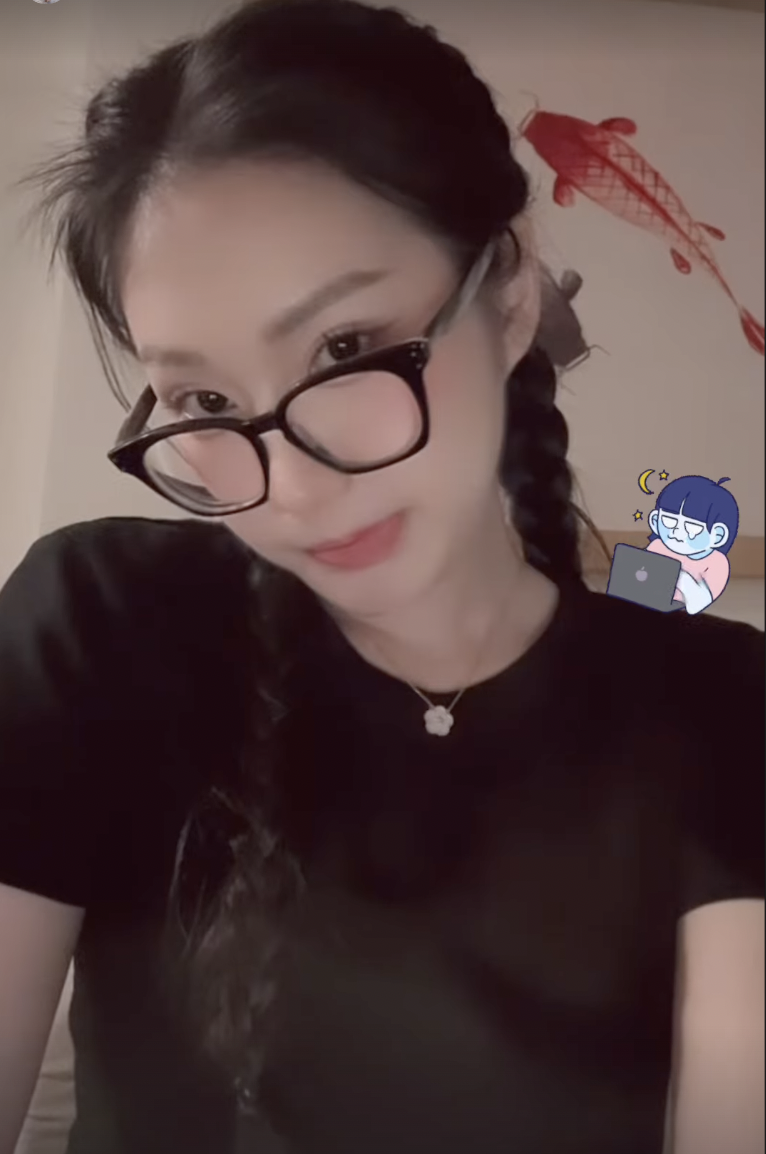 Tiểu thư Doãn Hải My khoe đi học Thạc sĩ Luật, Văn Hậu nhiệt tình ủng hộ vợ thành "hot mom tri thức" - Ảnh 1.