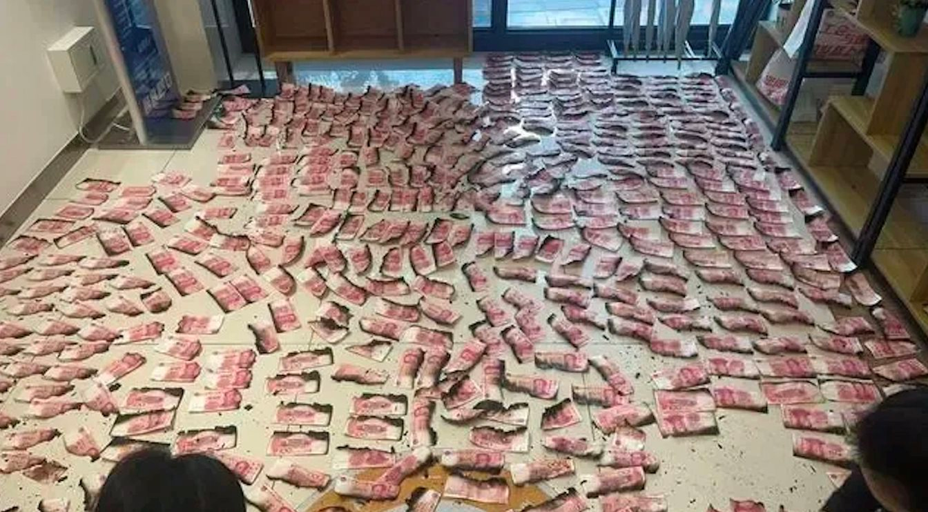 Gần 1,5 tỷ đồng tiền mặt bị cháy nghiêm trọng, cụ ông mang đến ngân hàng để đổi tiền mới: Bất ngờ với con số nhận lại- Ảnh 3.