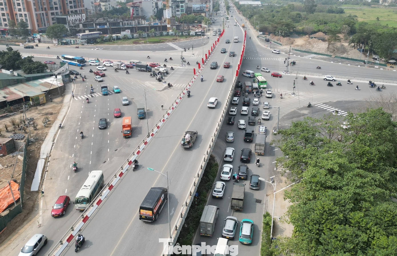 Xe đi lại thế nào khi điều chỉnh giao thông tại công trình hầm chui nút giao Cổ Linh?- Ảnh 1.