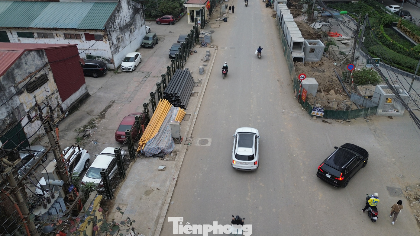 Hà Nội: Biển cấm ô tô xuất hiện giữa tuyến Nguyễn Tuân, tài xế lo 'dính' phạt nguội- Ảnh 3.