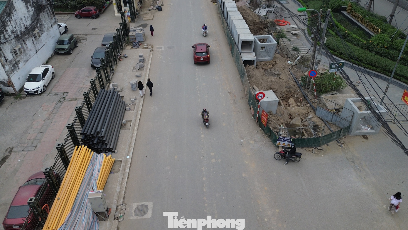 Hà Nội: Biển cấm ô tô xuất hiện giữa tuyến Nguyễn Tuân, tài xế lo 'dính' phạt nguội- Ảnh 1.
