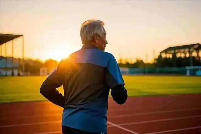 Người trên 60 tuổi thà ở nhà ngủ còn hơn là làm 4 điều này thường xuyên, càng làm càng hại thân- Ảnh 1.