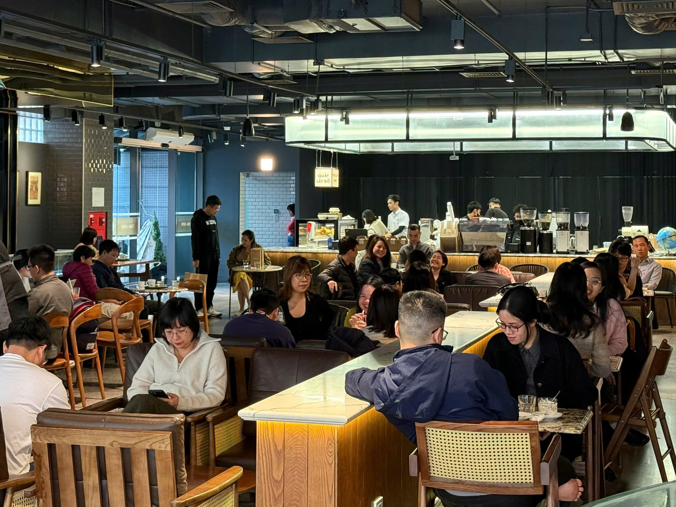 Hà Nội: Xếp hàng ăn phở, uống cà phê 'giải ngấy' ngày Tết- Ảnh 4.