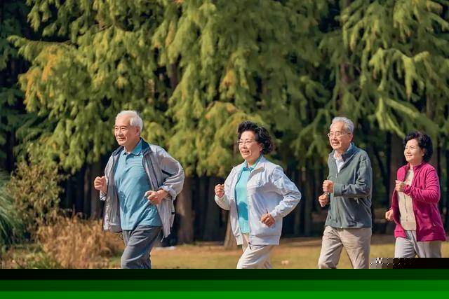 Các bác sĩ khuyên rằng những người trên 68 tuổi nên ở nhà xem tivi thay vì ra ngoài làm 5 việc này- Ảnh 1.