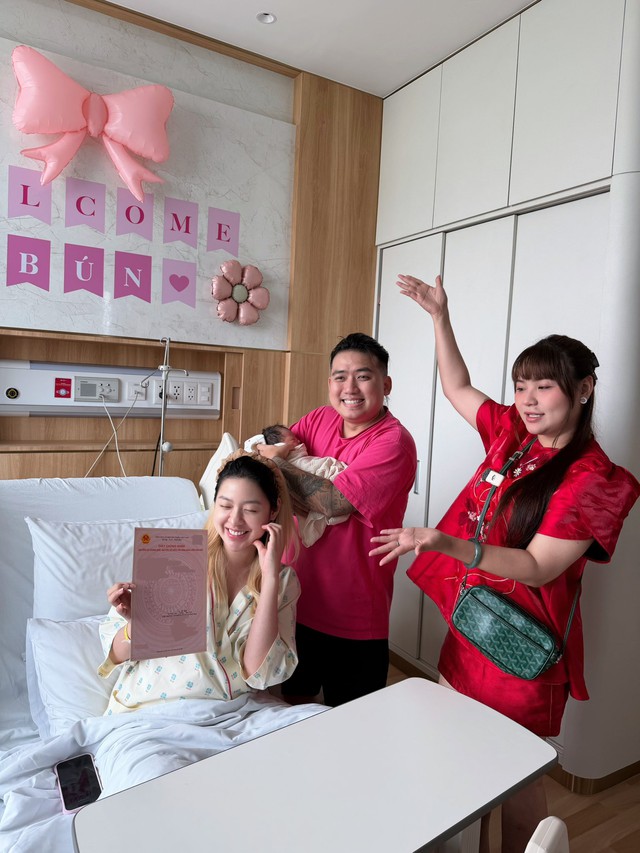 Cận cảnh màn lì xì "đầy mùi tiền" của con gái "hotgirl trứng rán": 4 cây vàng trong ngày mùng 1 Tết, sương sương gần tỷ bạc chứ mấy đâu!- Ảnh 9.