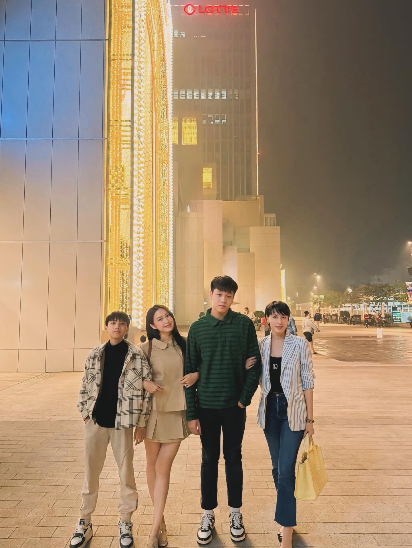 Mẹ Doãn Hải My diện áo dài, xách túi hiệu du xuân, visual trẻ đẹp không tuổi chuẩn "mẹ vợ hot nhất làng bóng đá"- Ảnh 6.