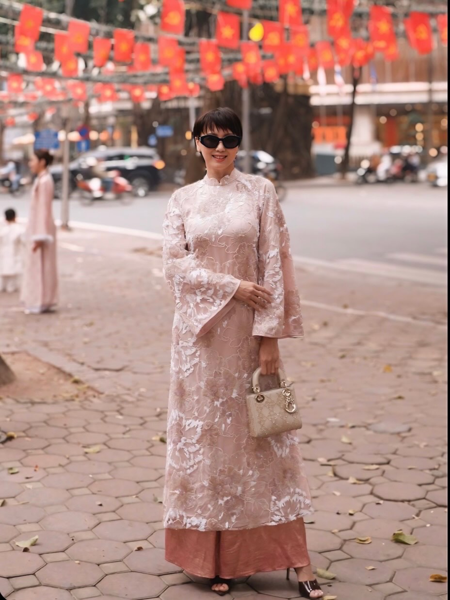 Mẹ Doãn Hải My diện áo dài, xách túi hiệu du xuân, visual trẻ đẹp không tuổi chuẩn "mẹ vợ hot nhất làng bóng đá"- Ảnh 2.