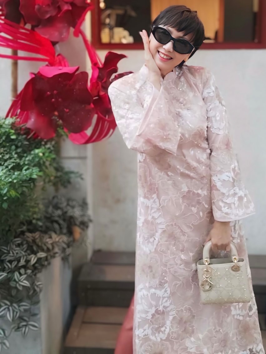 Mẹ Doãn Hải My diện áo dài, xách túi hiệu du xuân, visual trẻ đẹp không tuổi chuẩn "mẹ vợ hot nhất làng bóng đá"- Ảnh 1.