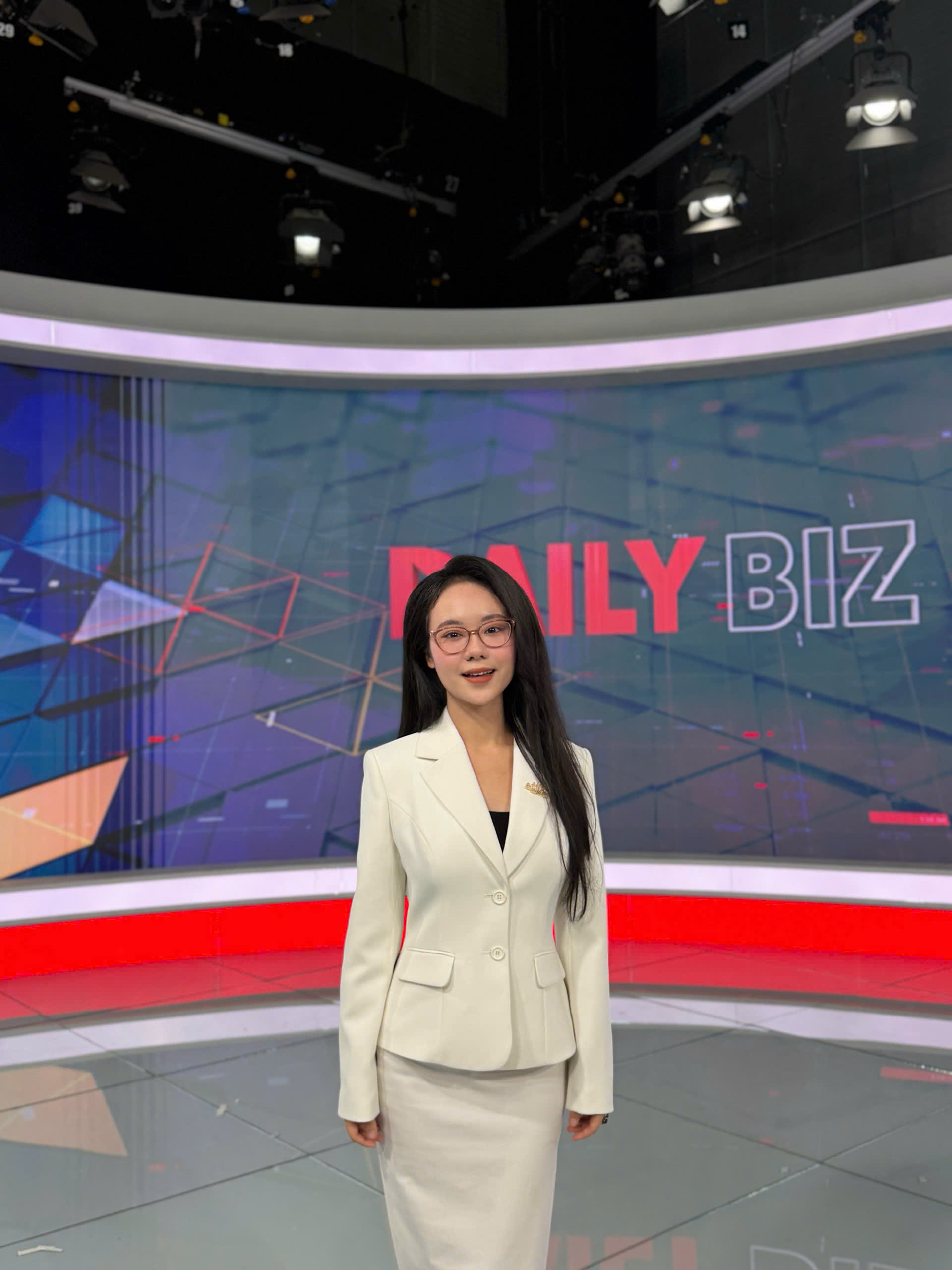 MC tuổi Ngọ xinh đẹp của Vietnam Today: "5 phút trước khi lên sóng là khoảng thời gian thót tim nhất"- Ảnh 5.