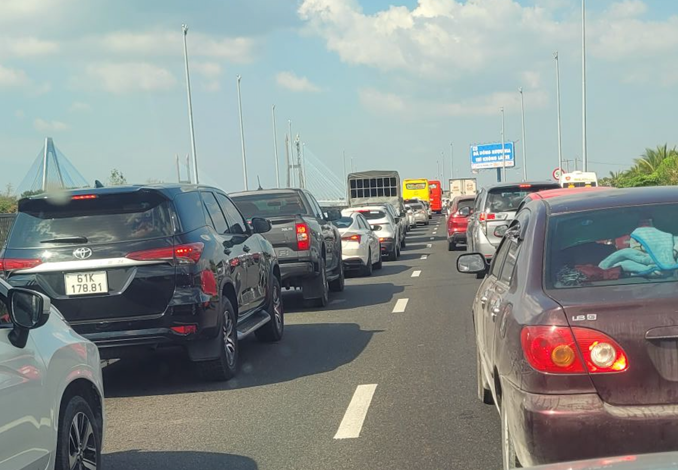 Người dân ùn ùn quay trở lại TPHCM chiều mùng 4 Tết, quốc lộ, cao tốc chật kín phương tiện- Ảnh 15.