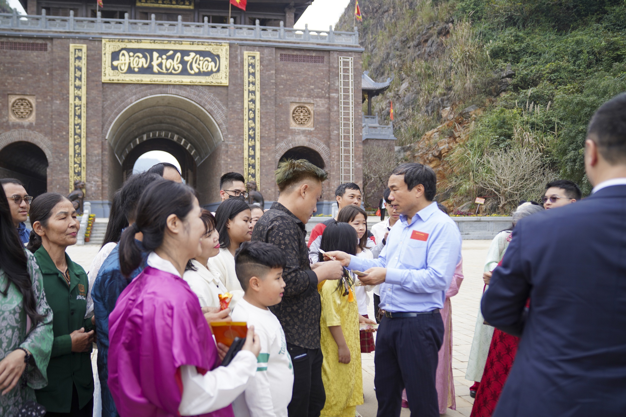 6 ngày đầu nghỉ Tết, du lịch Ninh Bình đón gần 1,4 triệu lượt khách- Ảnh 1.