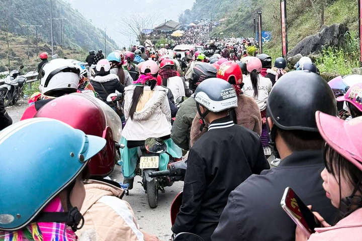 Du khách đổ lên Tuyên Quang, xe nối dài nhích từng mét chiều mùng 4 Tết- Ảnh 2.