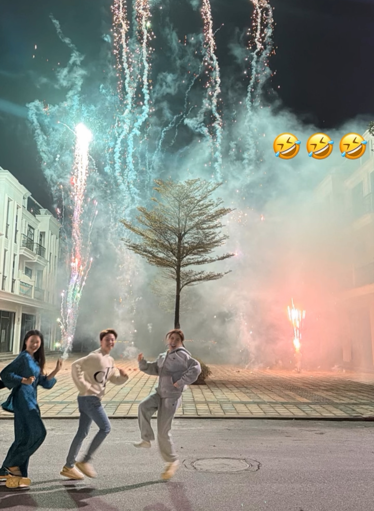 Hoà Minzy đón tết muộn cùng Doãn Hải My - Văn Hậu tại khu biệt thự sang chảnh, đốt pháo hoa tưng bừng- Ảnh 1.