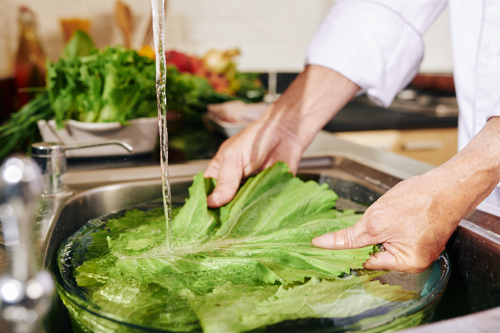 4 loại rau dễ "ngậm thuốc trừ sâu", chuyên gia dinh dưỡng mách nấu ăn làm thêm 1 việc để an tâm hơn - Ảnh 2.