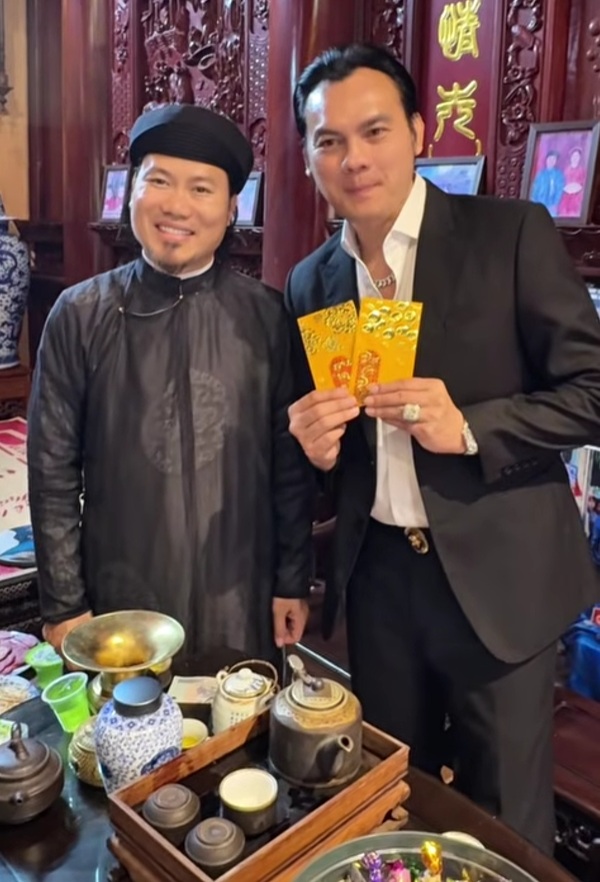 Nam NSƯT miền Nam ra tận biệt phủ một bầu show quyền lực miền Bắc chúc Tết- Ảnh 2.