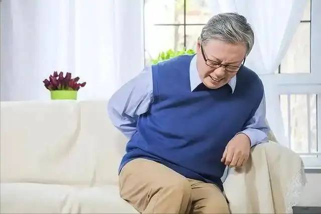 Các bác sĩ khuyên rằng những người trên 68 tuổi nên ở nhà xem tivi thay vì ra ngoài làm 5 việc này- Ảnh 2.