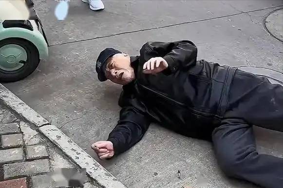 Các bác sĩ khuyên rằng những người trên 68 tuổi nên ở nhà xem tivi thay vì ra ngoài làm 5 việc này- Ảnh 3.