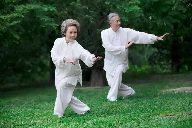 Các bác sĩ khuyên rằng những người trên 68 tuổi nên ở nhà xem tivi thay vì ra ngoài làm 5 việc này- Ảnh 5.