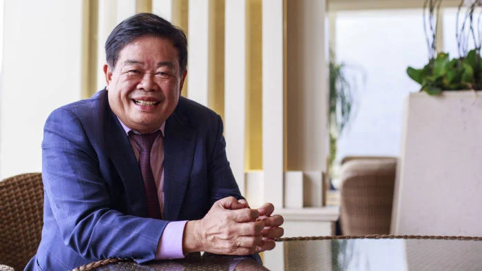 Vị tỷ phú 'bắt' con trai làm công nhân, quyên nửa tài sản làm từ thiện- Ảnh 2.