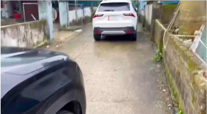 Người đàn ông lái 2 ô tô chặn xe khác, khoe nhiều quan hệ: Bất ngờ danh tính- Ảnh 2.