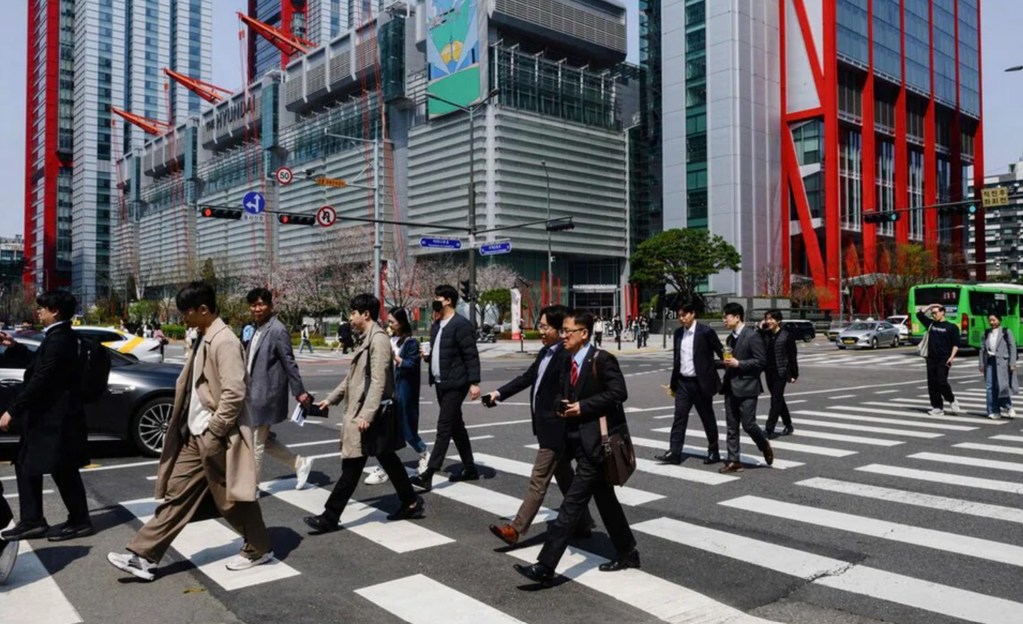 Iphone - 'phụ kiện tối thượng' cho 'người trẻ 40 tuổi': Trào lưu chế giễu gây tranh cãi ở Hàn Quốc- Ảnh 2.